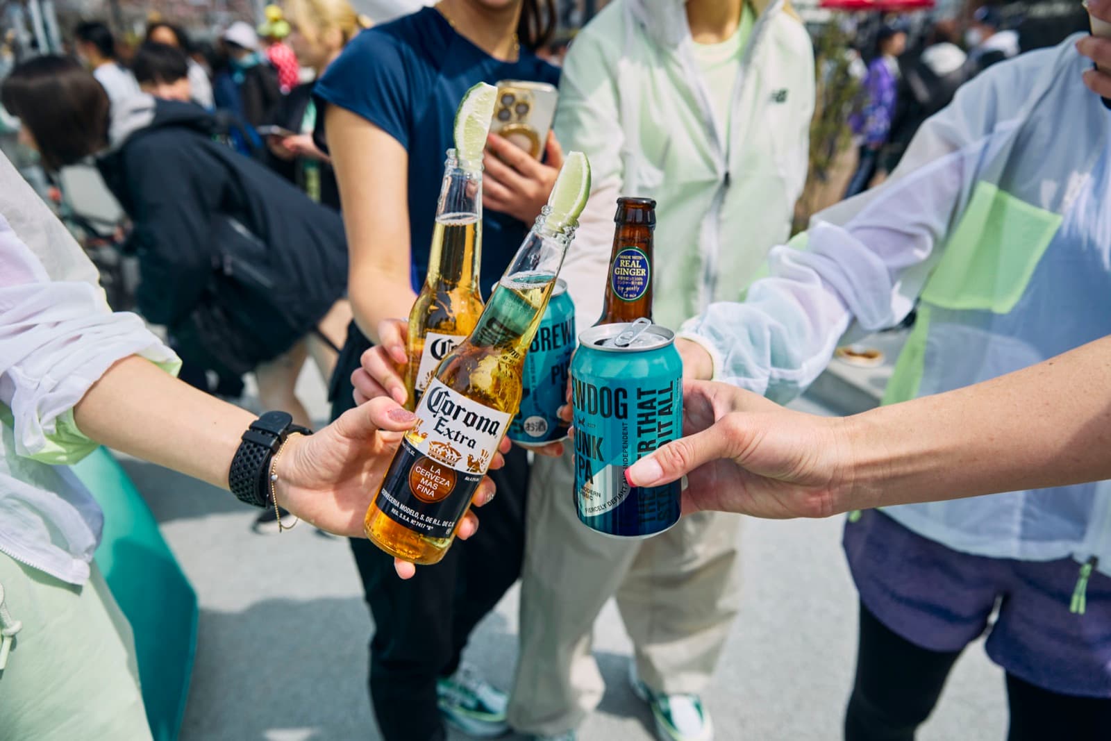 ドリンクを持ち寄って乾杯するランナーたち